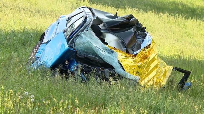 Heftige Kollision mit LKW: 66-jähriger Autofahrer stirbt noch am Unfallort