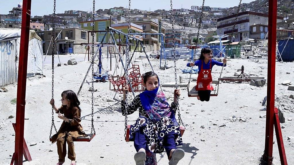 Mädchen beim Spielen in Kabul: Wegen des anhaltenden ökonomischen Drucks werden in Afghanistan Mädchen oft früher verheiratet und gehen deshalb nicht mehr zur Schule. (Archivbild)