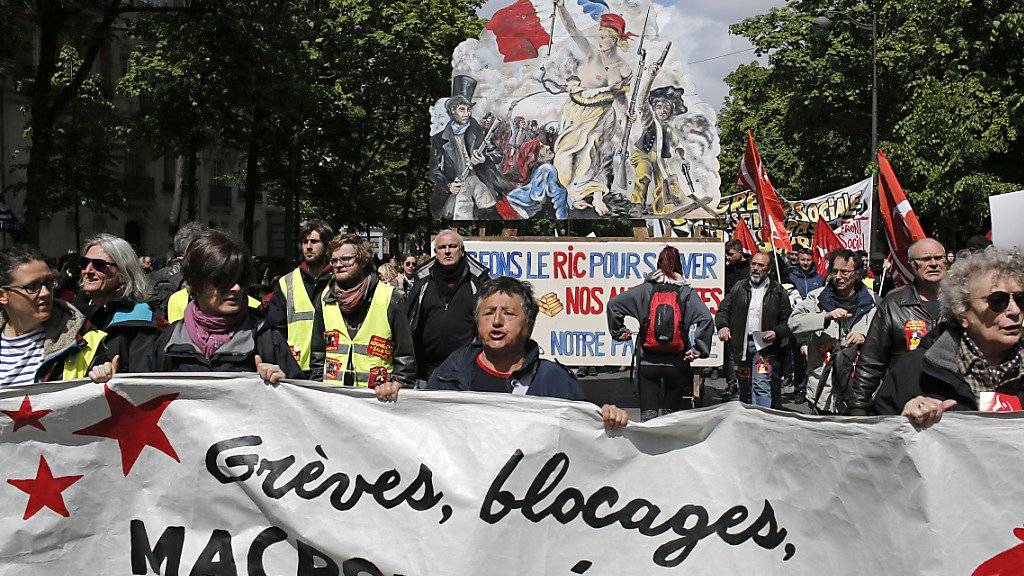 «Macron, hau ab!» heisst es auf Transparenten der «Gelbwesten», die am Samstag in Paris auf die Strasse gingen.