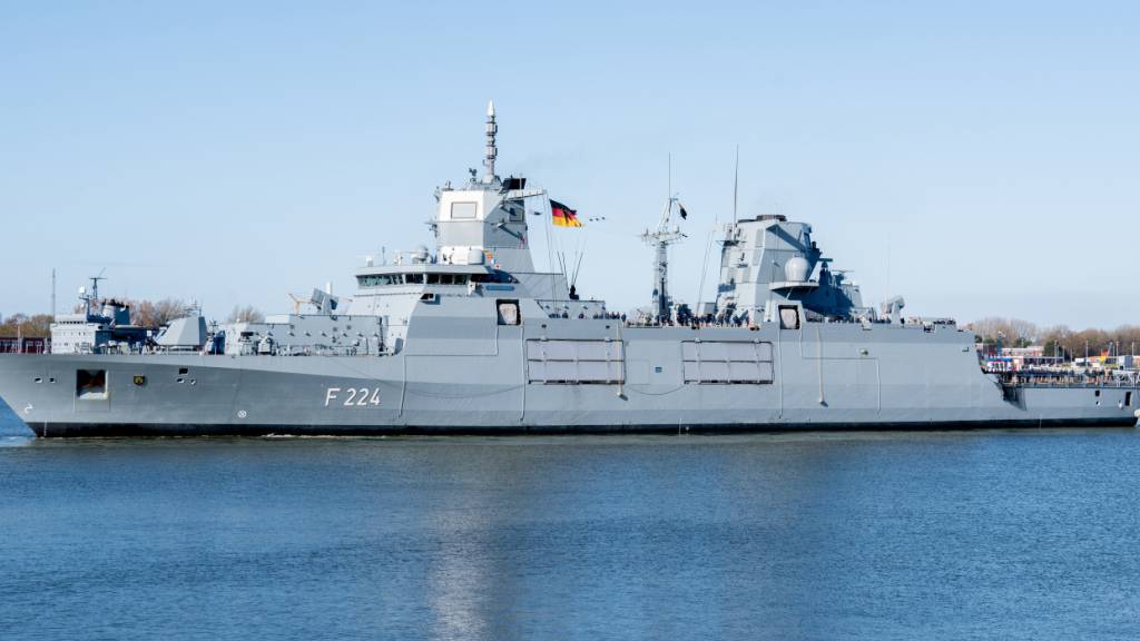ARCHIV - Die Fregatte «Sachsen-Anhalt» (F 224) erreicht nach einem mehrmonatigen Einsatz den Hafen am Marinestützpunkt. Foto: Hauke-Christian Dittrich/dpa