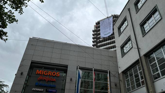 Aktivisten klettern mit Banner auf Zürcher Migros-Hochaus