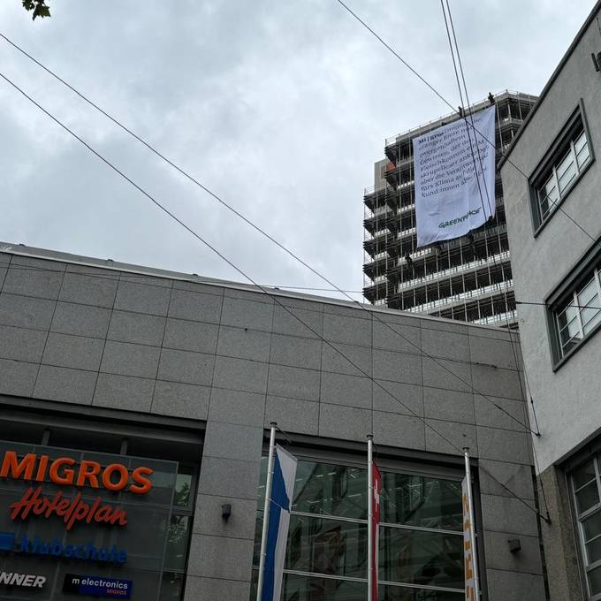 Aktivisten klettern mit Banner auf Zürcher Migros-Hochhaus