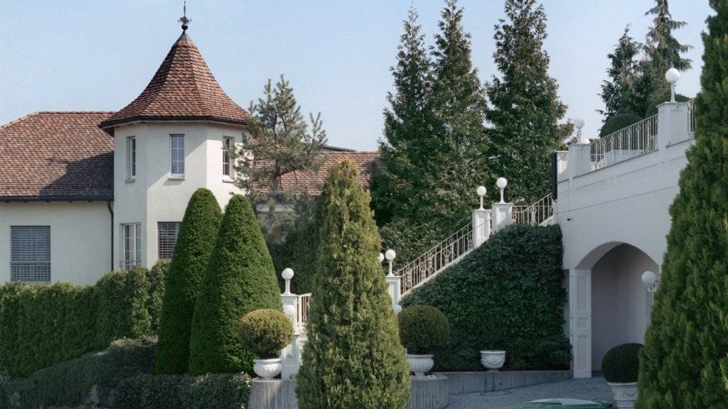Millionäre kaufen Immobilien gerne in steuergünstigen Gemeinden - im Bild Villen im «Steuerparadies» Wollerau SZ. (Archivbild)