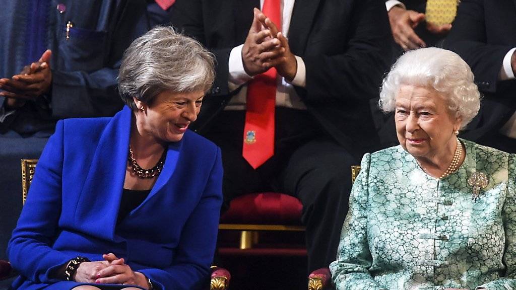 Die scheidende britische Premierministerin Theresa May (links) wird in einer Rede in die gleiche Kerbe nach dem Zusammenhalt des Westens hauen, wie es bereits die Queen in einer Ansprach getan hat. (Archivbild)