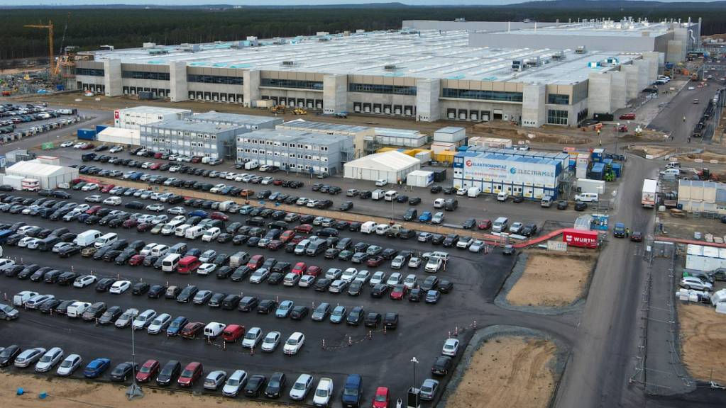 In Grünheide im deutschen Bundesland  Brandenburg nimmt der US-Elektroautokonzern Tesla eine neue Produktionsstätte in Betrieb. (Archivbild)