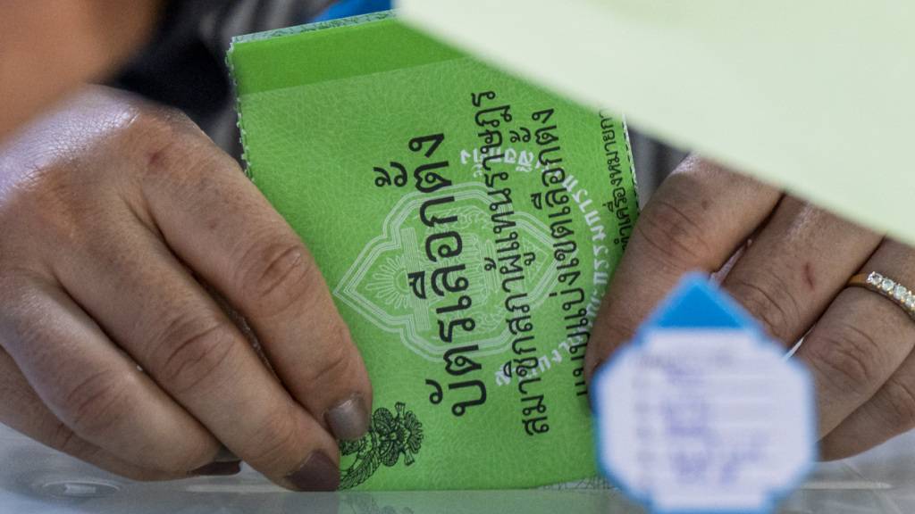 Eine Frau gibt in einem Wahllokal in Bangkok ihre Stimme ab. Foto: Adryel Talamantes/ZUMA Press Wire/dpa