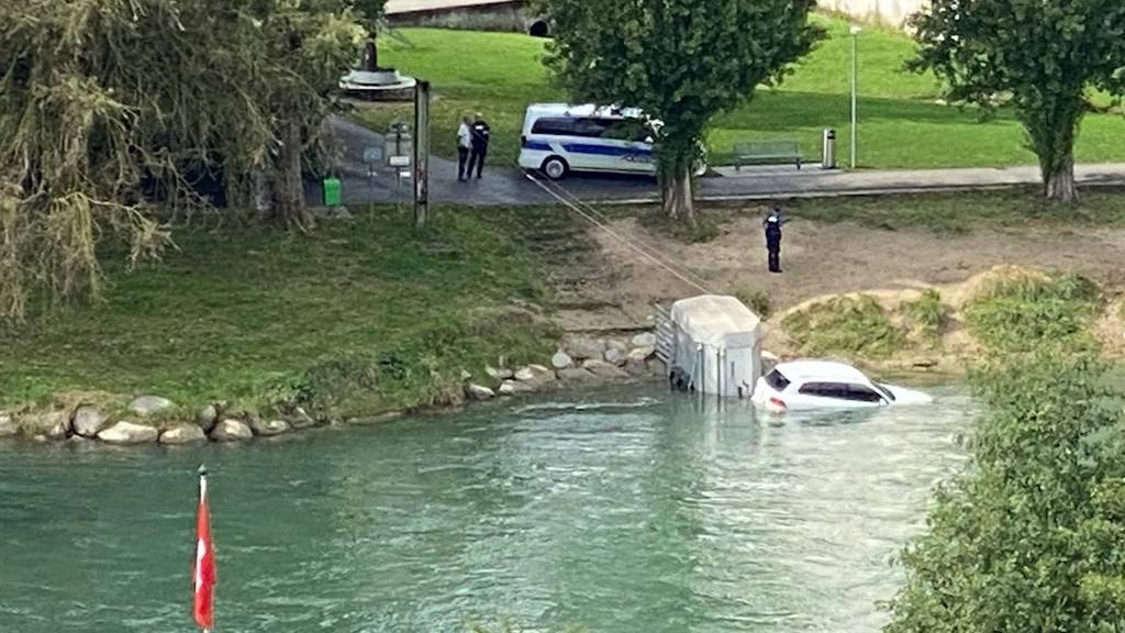 Auto samt Anhänger landet in der Reuss in Mellingen
