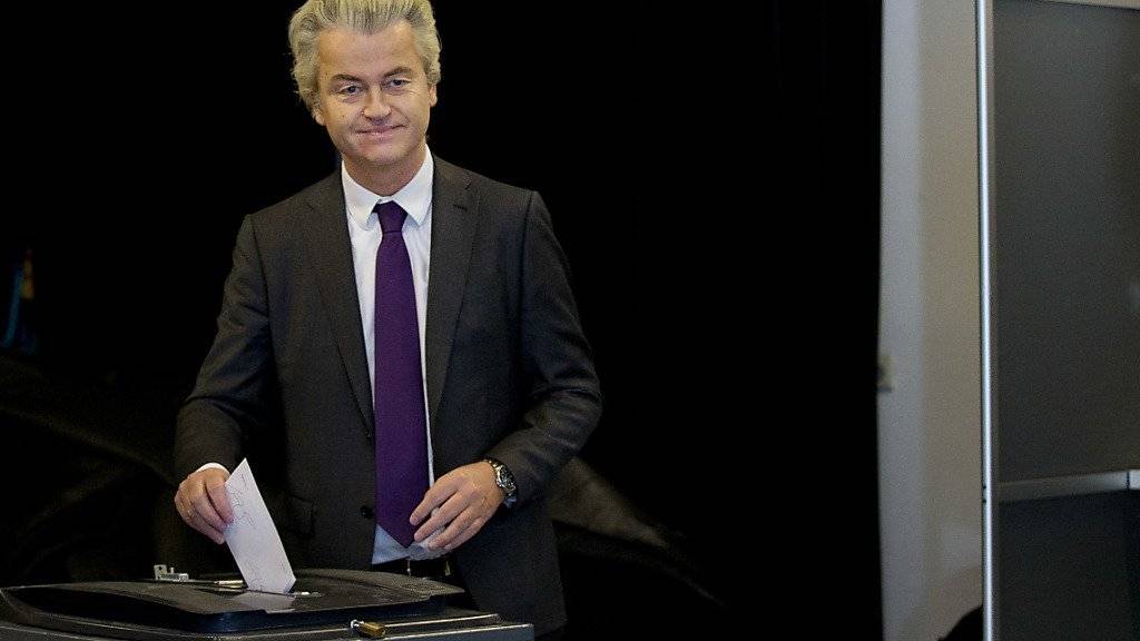 Der EU-skeptische Abgeordnete Geert Wilders bei seiner Stimmabgabe: Die niederländische Regierung will sich in den nächsten Wochen mit dem Nein zum EU-Abkommen mit der Ukraine befassen.