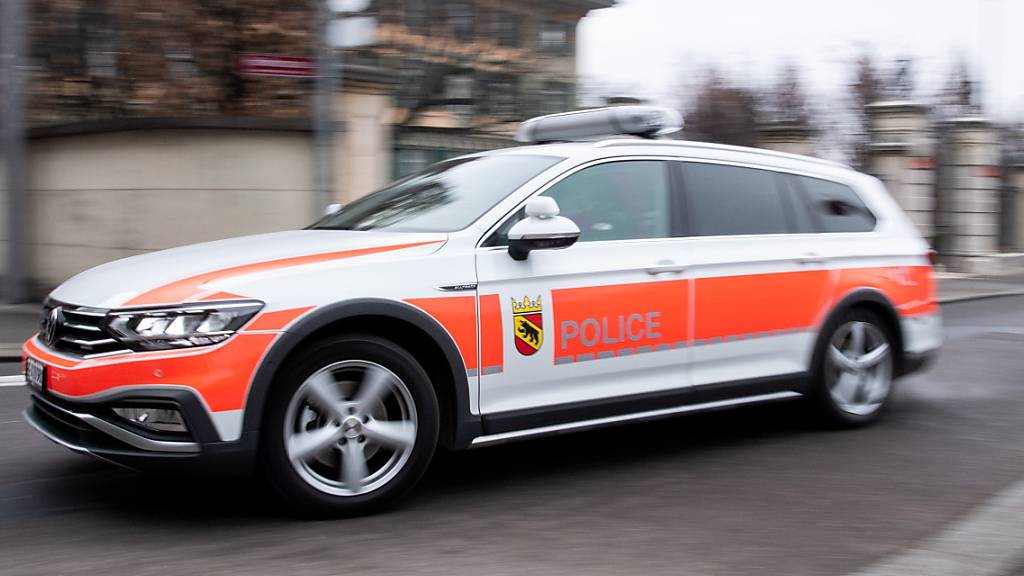 Die Kantonspolizei Bern war am Donnerstag auf der A16 Tavannes im Einsatz nach einem Unfall mit drei Autos.