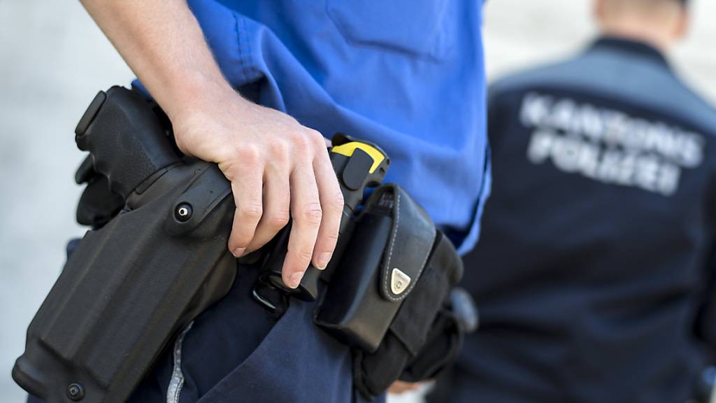 Nachdem die Leiche eines 60-Jährigen in einem Hotel in Birmenstorf AG gefunden worden war, sind die mutmasslichen Täter nun angeklagt. Die Staatsanwaltschaft verlangt für einen 25-jähriger Rumänen 18 Jahre Freiheitsstrafe wegen Mordes. (Symbolbild)