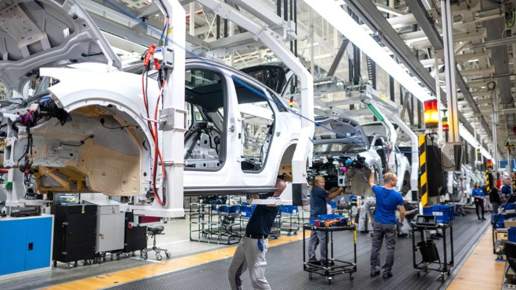 Die Produktion in der deutschen Industrie ist dank einer guten Entwicklung bei den Autoherstellern überraschend stark gestiegen. (Archivbild)