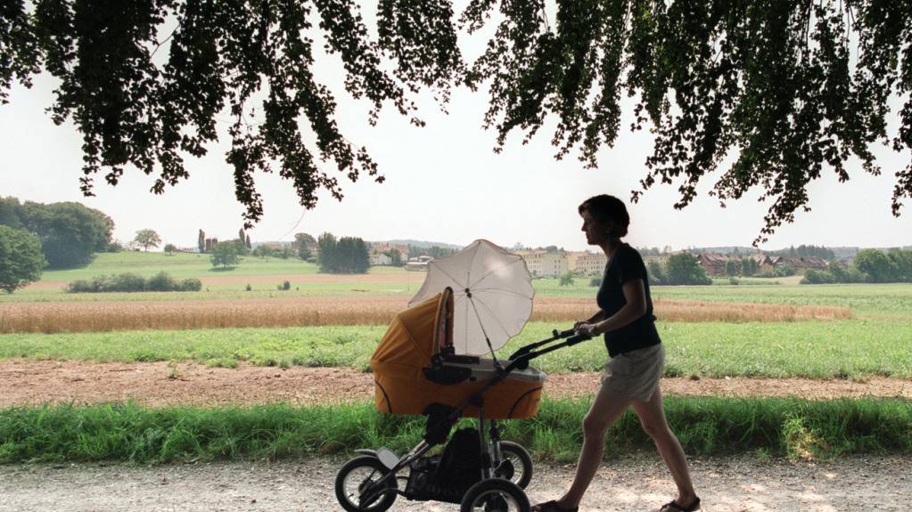 Der Zuger Regierungsrat sprach sich dafür aus, die kantonalen Mutterschaftsbeiträge erhöhen zu wollen. Die Einführung einer neuen kantonalen Familienergänzungsleistung lehnte er ab. (Symbolbild)