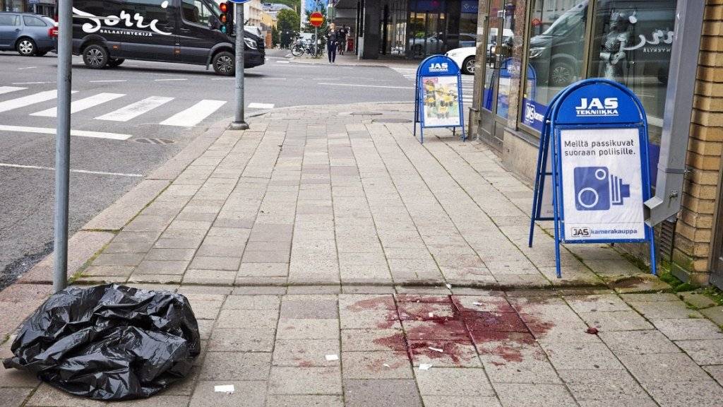 Eine Blutlache auf dem Trottoir in der Innenstadt von Turku - ein Angreifer griff Passanten in der finnischen Stadt mit einem Messer an. (Archiv)
