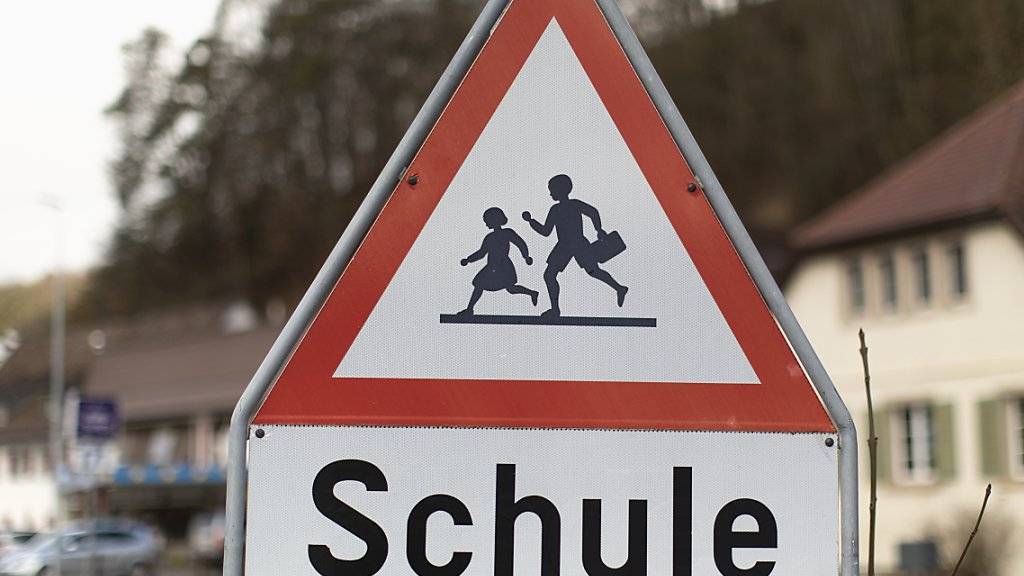 Im Kanton Schaffhausen werden keine Pflichtlektionen an der Volksschule gestrichen. Dies haben die Stimmberechtigten am Sonntag entschieden (Archiv).