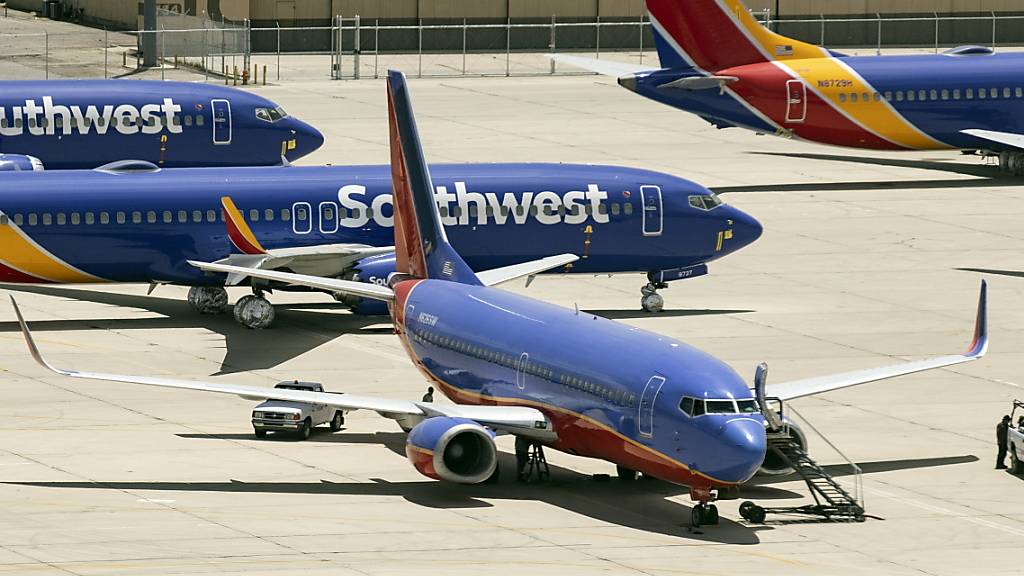 Die US-Billigfluggesellschaft Southwest Airlines hat bei Boeing weitere 100 Maschinen der Modellreihe 737 Max bestellt. Seitdem das gegen den Flieger wegen zweier Abstürze verhängte Flugverbot aufgehoben worden ist, gehen wieder vermehrt Bestellungen bei Boeing ein.(Archivbild)