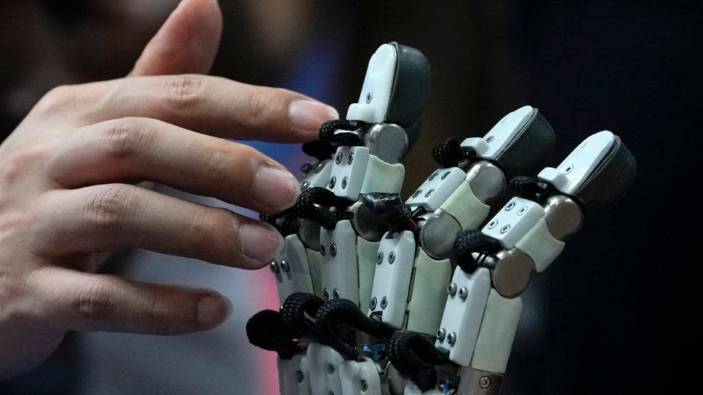 Betroffen vom geplanten Verbot sind eine Vielzahl von Gesundheitsartikeln wie Masken und Verbandsmaterial bis hin zu Maschinen und Robotern. (Archivbild)