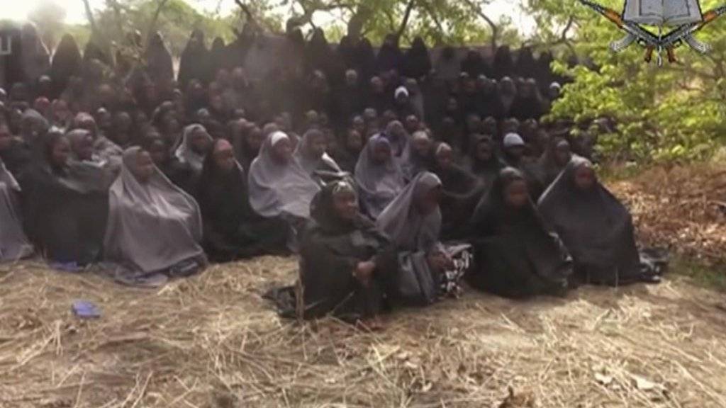 Das Bild aus einem Boko-Haram-Video zeigt die entführten Mädchen - eines von ihnen wurde nun gerettet. (Archiv)