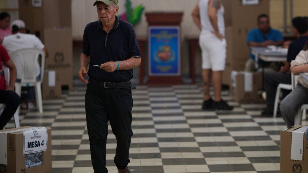 Menschen wählen während der Präsidentschaftswahlen in Puerto Colombia. Foto: Ivan Valencia/AP/dpa