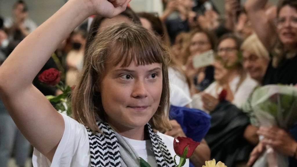 Die schwedische Aktivistin Greta Thunberg kommt auf dem internationalen Flughafen Eleftherios Venizelos. Nach dem Stopp der Gaza-Hilfsflotte wurden Aktivisten, darunter Greta Thunberg und auch deutsche Staatsbürger, von Israel abgeschoben. Foto: Petros Giannakouris/AP/dpa