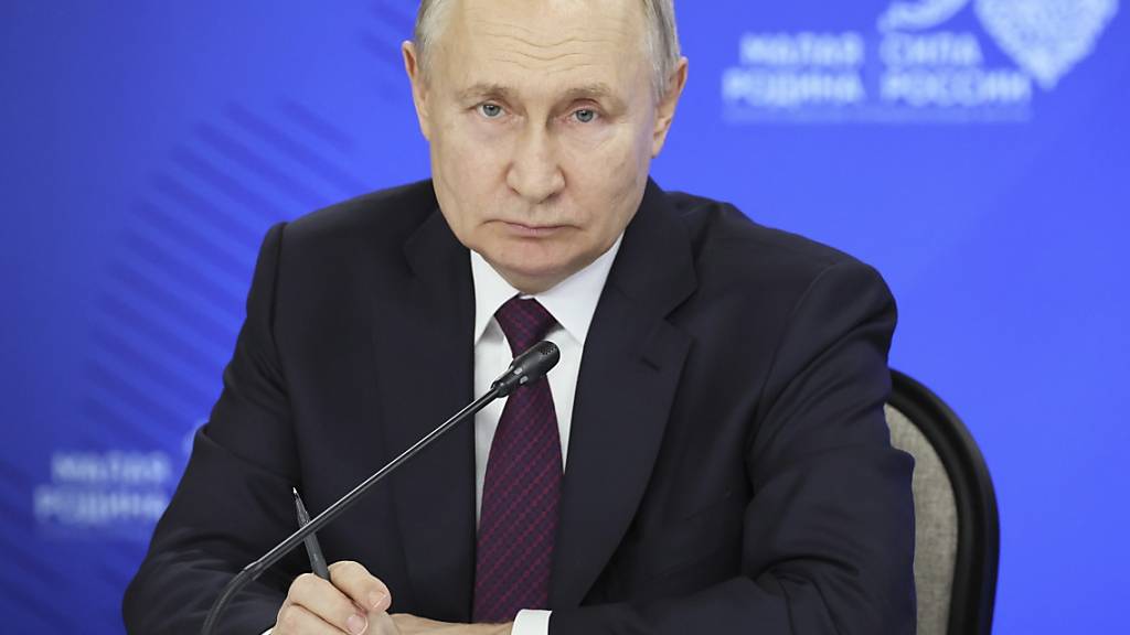 Der russische Präsident Wladimir Putin bei dem .vom Staatsfernsehen übertragenen Treffen. Foto: Sergei Savostyanov/Pool Sputnik Kremlin via AP/dpa