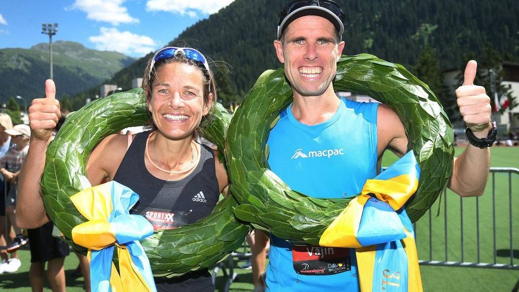 Die Sieger: Die Davoserin Jasmin Nunige, und der Neuseeländer Armstrong Vajin bei den Herren beim Swiss Alpine Marathon Davos.