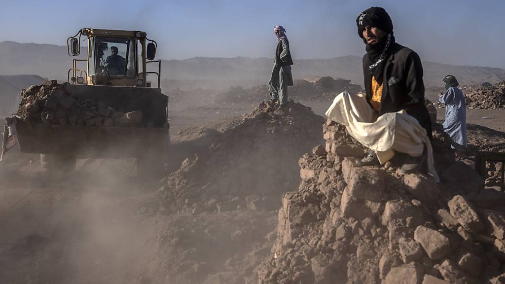 Die Aufräumarbeiten in Afghanistan waren noch nicht abgeschlossen, als es am Morgen erneut zu einem schweren Erdbeben kam. Foto: Ebrahim Noroozi/AP/dpa