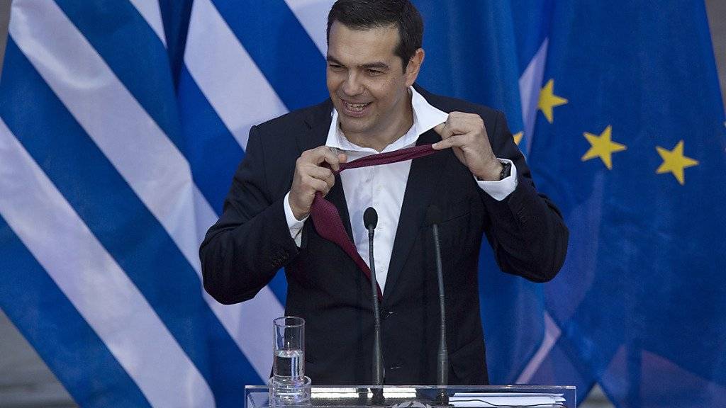 Lockert den Krawattenknopf und kann wieder befreit atmen: Der griechische Präsident Alexis Tsipras sprach am Fernsehen von einem «Tag der Erlösung», nachdem Griechenland den ESM-Rettungsschirm nach acht Jahren verlassen konnte. (Archivbild)