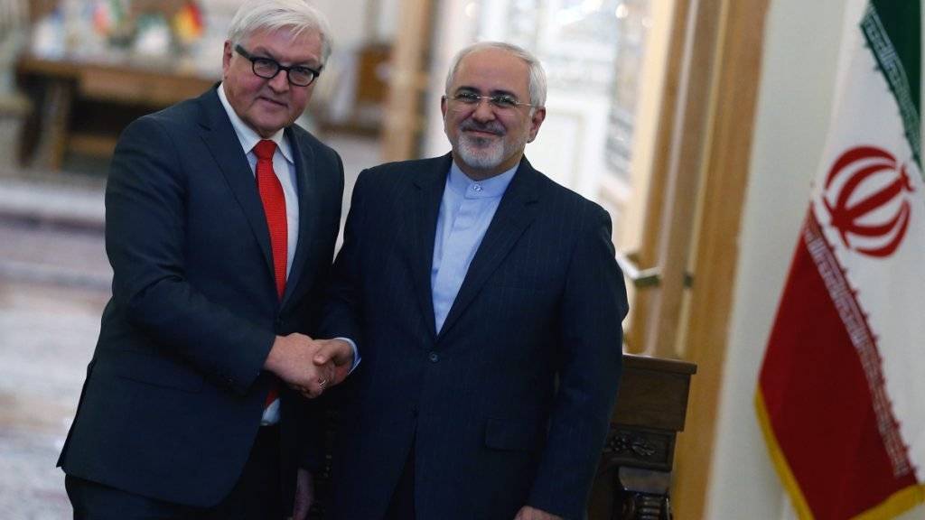 Ein Bild aus besseren Zeiten: Der deutsche Präsident Frank-Walter Steinmeier (links) mit dem Aussenminister Irans Javad Zarif (rechts). (Archivbild)