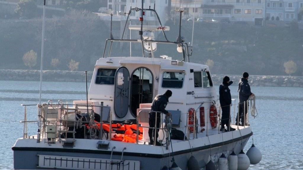Boot der griechischen Küstenwache kehrt nach Bergung von Toten zurück nach Samos