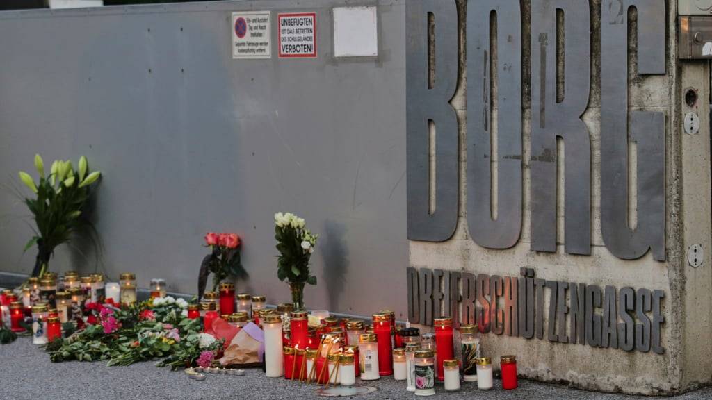 ARCHIV - Blumen und Kerzen liegen am Eingang der Schule. Ein 21-Jähriger aus dem Raum Graz hat nach Angaben der Behörden die tödlichen Schüsse an einem Gymnasium im österreichischen Graz abgegeben. Am Vormittag hatte der Mann neun Menschen getötet und danach Suizid begangen. Foto: Heinz-Peter Bader/AP/dpa