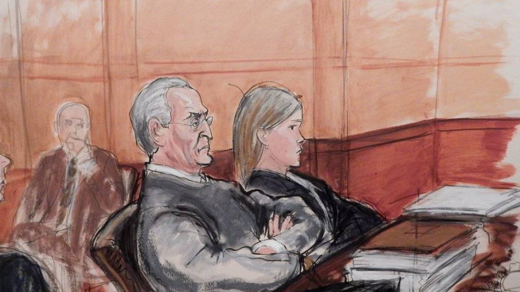 Der Mafioso Vincent Asaro sitzt während seines Prozesses auf der Angklagebank im Gericht im New Yorker Stadtteil Brooklyn, neben ihm seine Verteidigerin Lindsay Gerdes. (Gerichtszeichnerin: Elizabeth Williams)