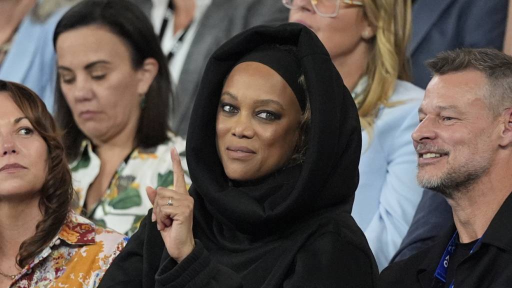 ARCHIV - US-Model und TV-Moderatorin Tyra Banks beim Halbfinale der Frauen der Australien Open 2025. Foto: Asanka Brendon Ratnayake/AP/dpa/Archivbild