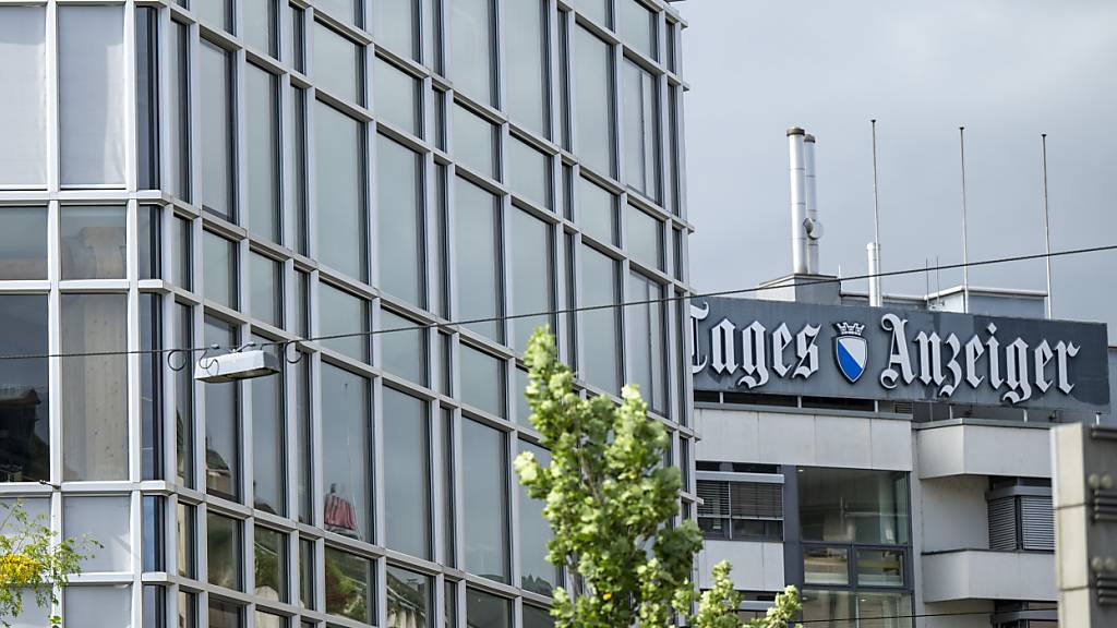 Vorerst aufatmen können Mitarbeiterinnen und Mitarbeiter des Zürcher Medienhauses Tamedia - jedenfalls nach Informationen des Berufsverbandes Impressum. Demnach hat sich Tamedia bereit erklärt, noch bestehende Arbeitsplätze für knapp zwei Jahre zu erhalten. (Archivbild mit Tamedia-Häusern in Zürich)