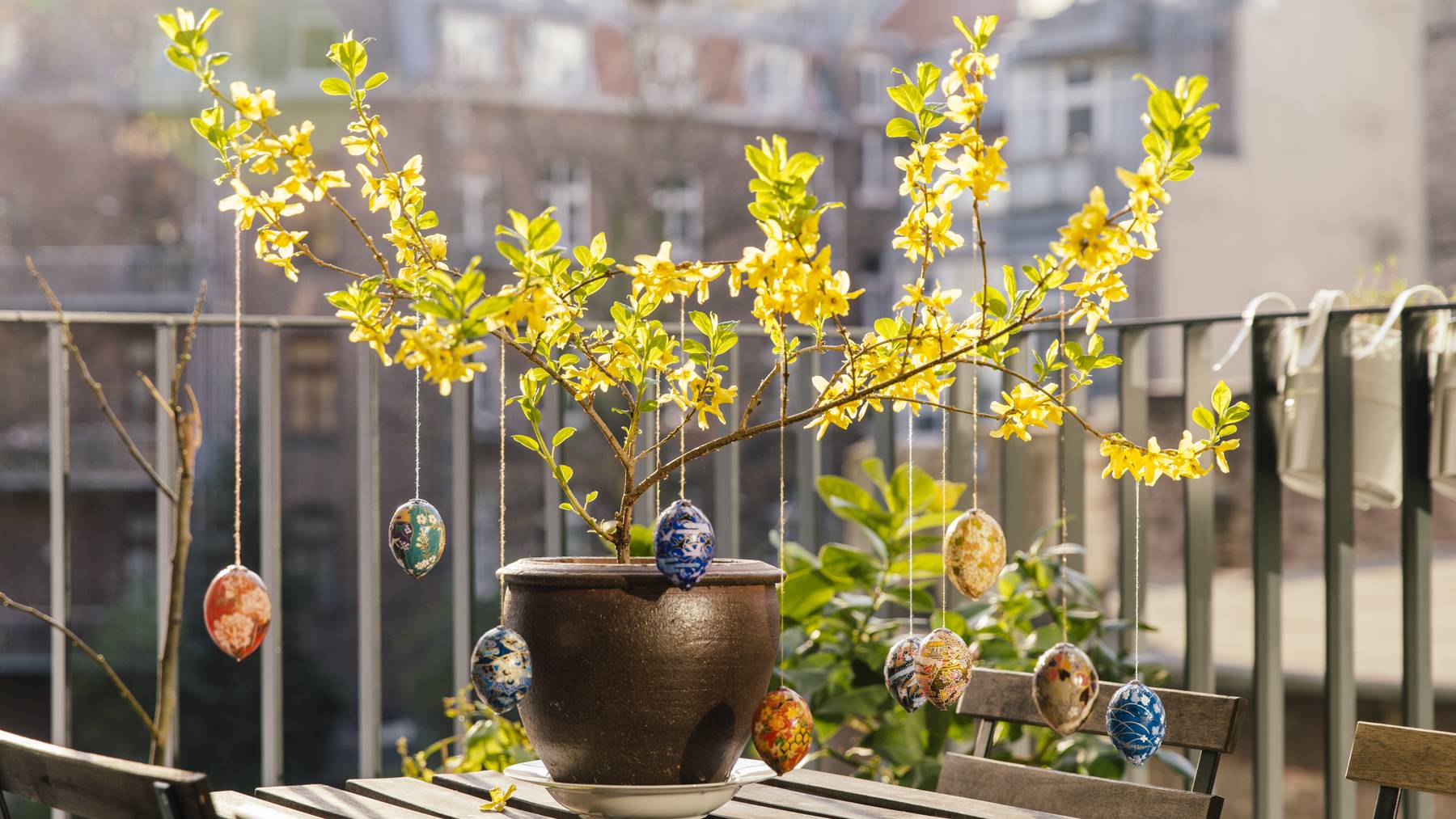 Osterbaum auf dem Balkon