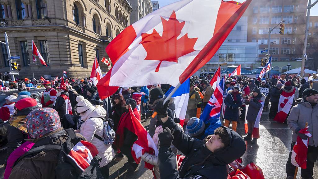 Menschen versammeln sich auf dem Parliament Hill in Ottawa zu einer Demonstration gegen die Corona-Impfpflicht. Foto: Frank Gunn/The Canadian Press/AP/dpa