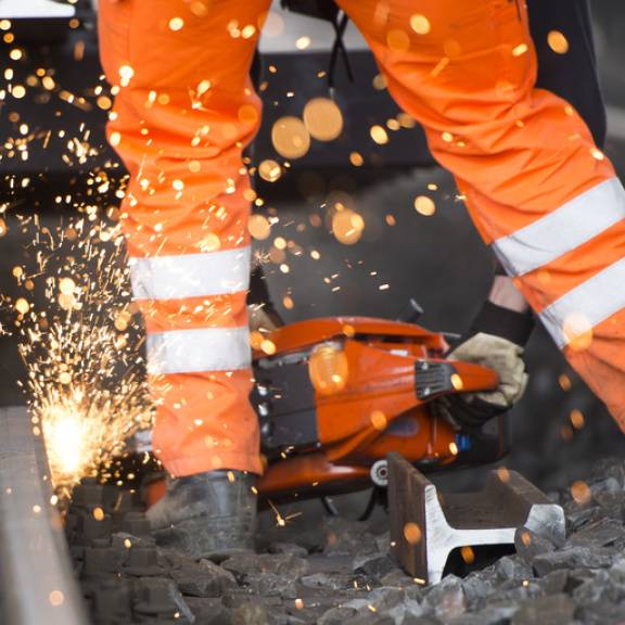 Gleisarbeiter zieht sich bei Unfall mit Zug schwere Verletzungen zu