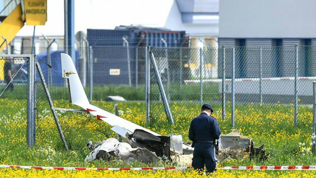 Ein Bild des abgestürzten Kleinflugzeugs in Innsbruck.