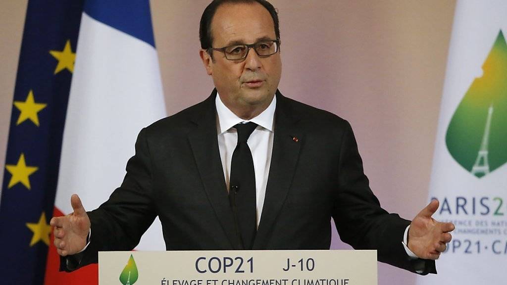 Frankreichs Präsident Hollande hat nach den Anschlägen von Paris laut Umfrage einen Sprung in der Wählergunst gemacht. (Archivbild)