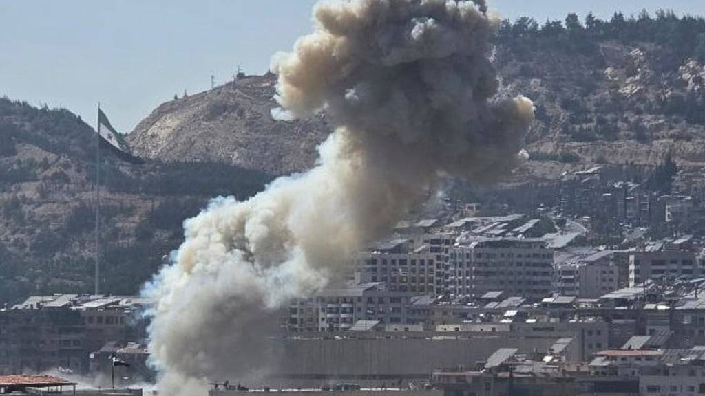 HANDOUT - Auf diesem von der offiziellen syrischen Nachrichtenagentur SANA veröffentlichten Foto steigt Rauch nach einem israelischen Luftangriff auf, der das syrische Verteidigungsministerium getroffen hat. Foto: Uncredited/SANA via AP/dpa - ACHTUNG: Nur zur redaktionellen Verwendung und nur mit vollständiger Nennung des vorstehenden Credits