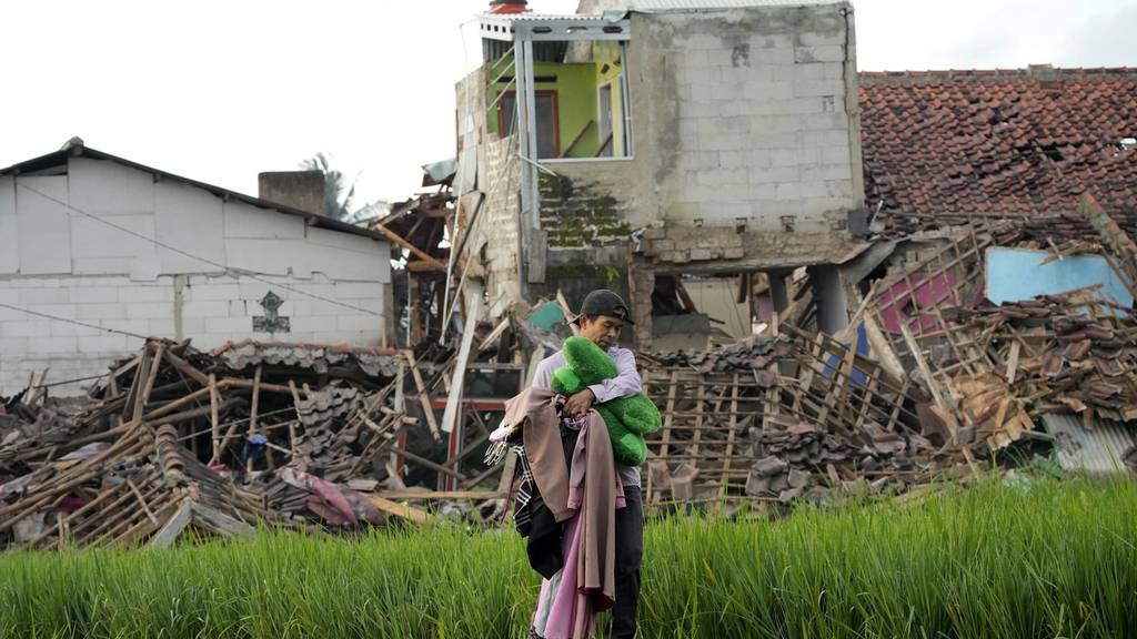 Schweres Erdbeben erschüttert Indonesien