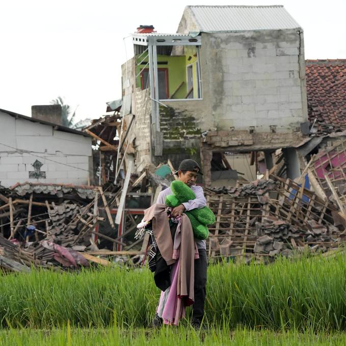Schweres Erdbeben erschüttert Indonesien