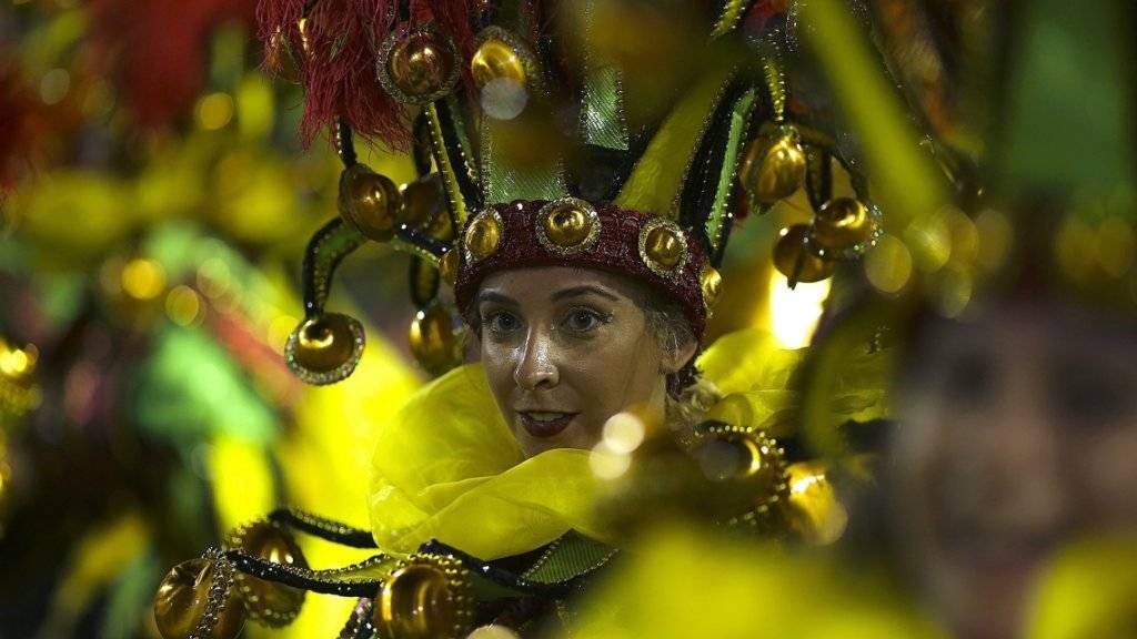 Eine Tänzerin der Sambaschule Sao Clemente: 70'000 Zuschauer verfolgten den Höhepunkt des Karnevals von Rio im Sambódromo.