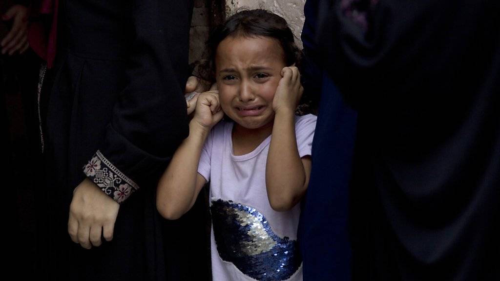 Tränen in der Familie des getöteten Palästinenser-Jugendlichen bei der Trauerfeier am Samstag in Gaza.