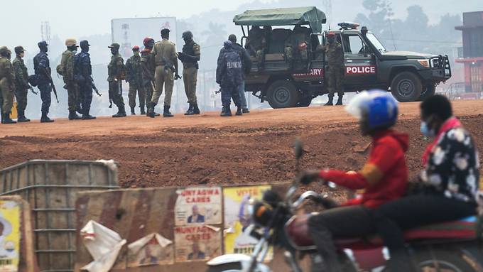 Präsidentenwahl in Uganda - Polizei und Militär auf Strassen