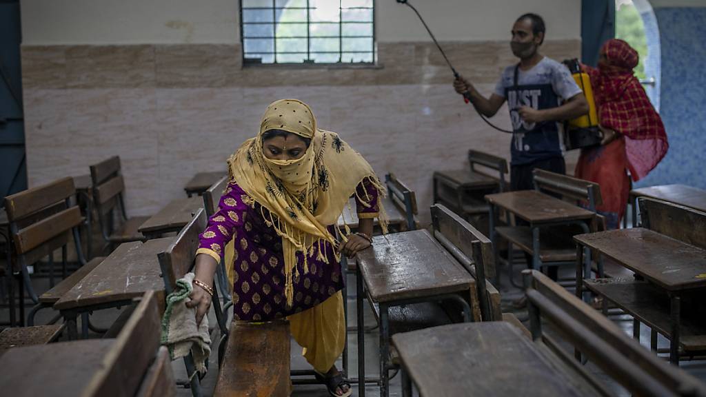 ARCHIV - In Neu Delhi wird ein Klassenzimmer desinfiziert. Foto: Altaf Qadri/AP/dpa