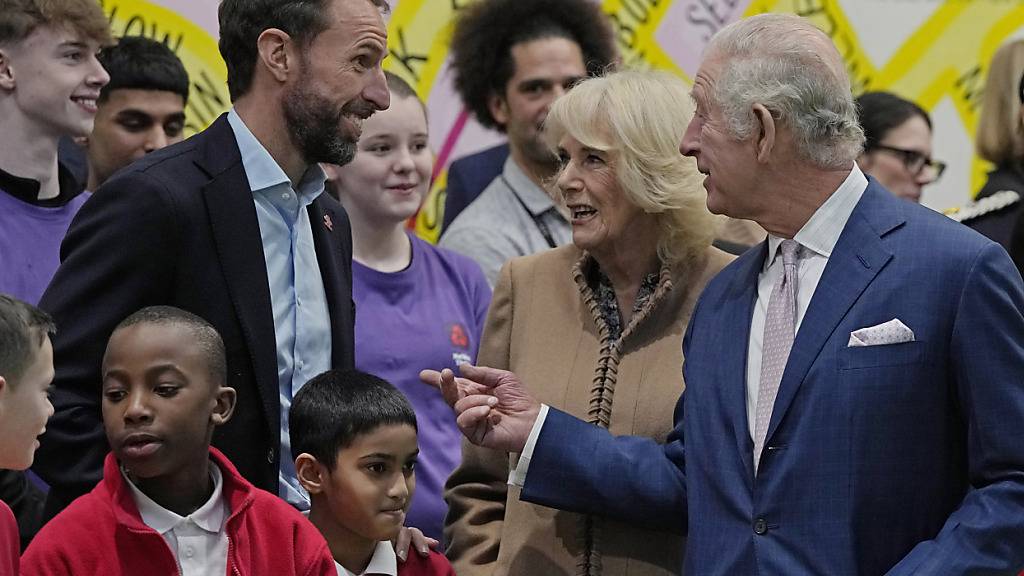 Der britische König Charles III. und Königin Camilla sprechen mit dem ehemaligen englischen Fussball-Nationaltrainer Gareth Southgate.  Nun wird Southgate zum Ritter geschlagen. (AP Photo/Frank Augstein, Pool)