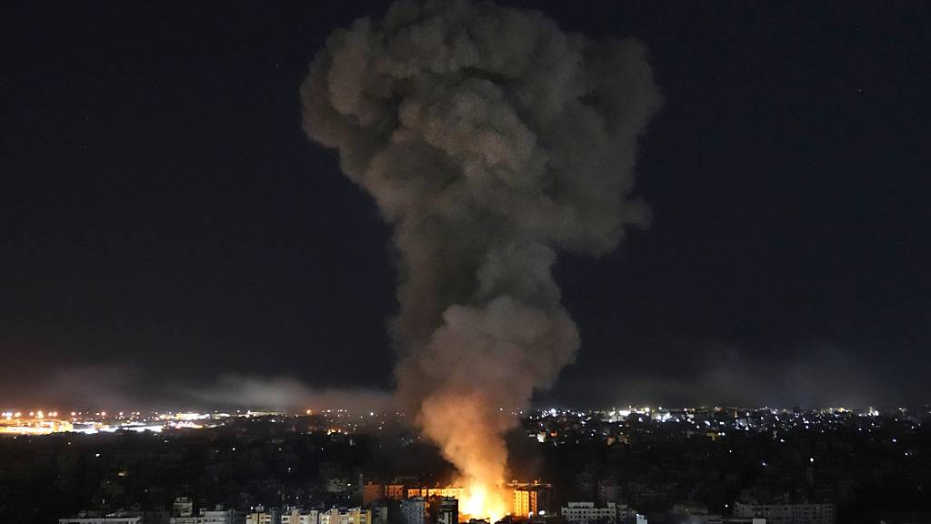 Flammen und Rauch steigen aus Gebäuden auf, die von israelischen Luftangriffen auf Dahiyeh, einem südlichen Vorort getroffen wurden. Foto: Hussein Malla/AP