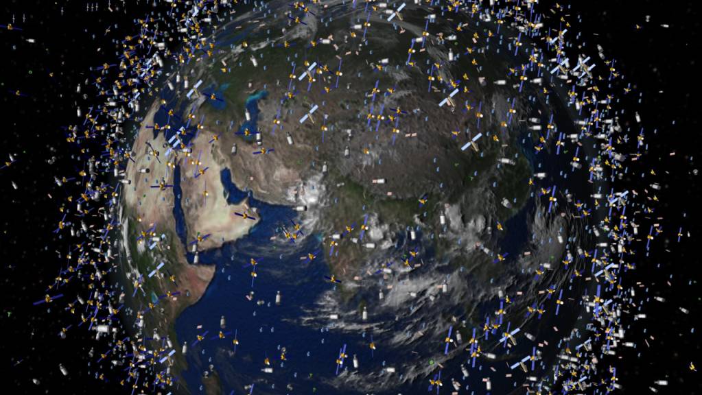 Das computergenerierte Bild der European Space Agency (ESA) zeigt Weltraummüll früherer Weltraummissionen, der neben intakten Satelliten um die Erde kreist (Foto undatiert). Das russische Verteidigungsministerium hat in einer Mitteilung vom Dienstag den Testabschuss eines Satelliten bestätigt. Foto: ESA/ESA/dpa