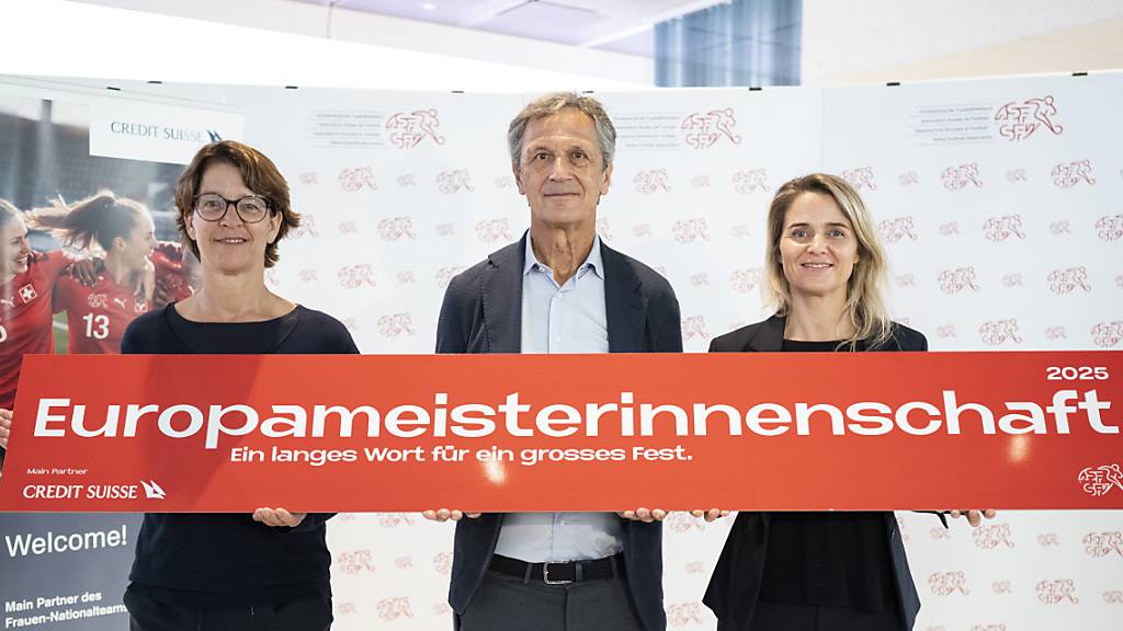 Sie wollen die Frauen-EM 2025 in die Schweiz holen: Tatjana Haenni, Direktorin Frauenfussball im SFV, Verbandspräsident Dominique Blanc und Marion Daube, Projektleiterin der Kandidatur.