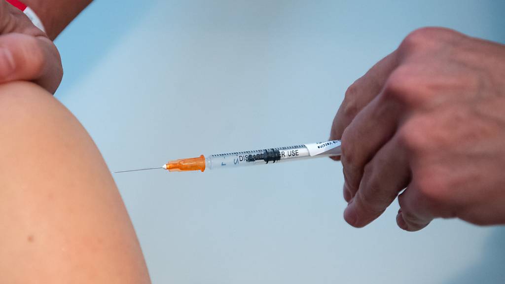 Das Mainzer Pharmaunternehmen und sein US-Partner hatten vor rund zwei Wochen bekannt gegeben, dass sie bereits mit der Produktion eines an die Omikron-Variante angepassten Corona-Impfstoffs begonnen haben.